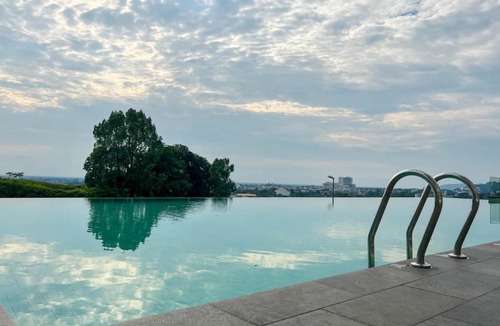 Larut Apartment | Sunset View 3BR Condo with Swimming Pool Free WiFi & Netflix near Lake Garden