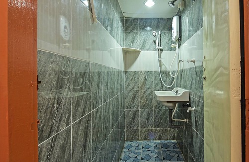 Larut Hotel | Super OYO Capital O 90659 Raintown Timbers Hotel