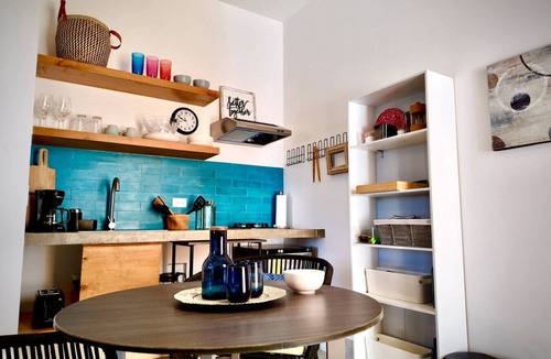 Vinorama Apartment | Surfers Hideaway · Walk to Beach · Private Garden · Pool & Jacuzzi
