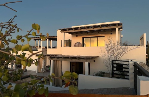 Vinorama Apartment | Surfers Hideaway · Walk to Beach · Private Garden · Pool & Jacuzzi