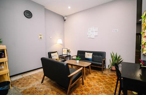 Chinatown Hotel | Swing & Pillows - 87 Chulia St, Georgetown Penang
