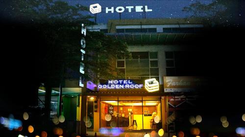 Bota Hotel | Swing & Pillows - Golden Roof Hotel Seri Iskandar, Ipoh