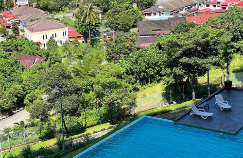 Larut Apartment | Taiping City Pool View Condo near Lake Garden Zoo & Free NetFlix WiFi