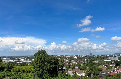 Larut Apartment | Taiping City Pool View Condo near Lake Garden Zoo & Free NetFlix WiFi