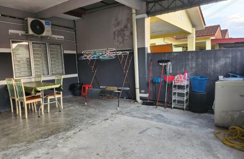 Kampung Rawa House | Taufiq 34 KLIA Sepang with 3 Airconds & Free Wi-Fi