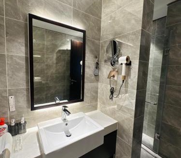 Hon Gai Apartment | The Best Western Shaphire S2 Hạ Long - Bridge View