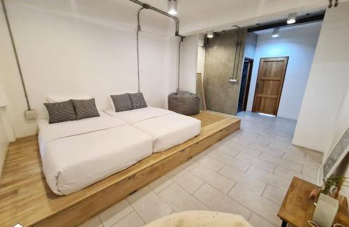 Khlong San Hostel | The Companion