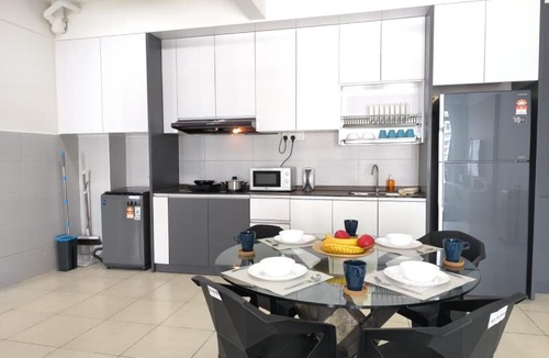 Sekudai Apartment | The Garden 3BR Family Suites Skudai Netflix BySTAY