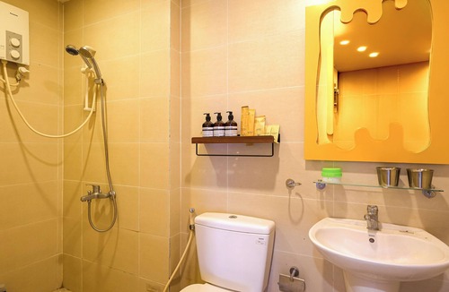 District 10 Apartment | The Golden Glow - Private Self-Check Studio In Center District 10