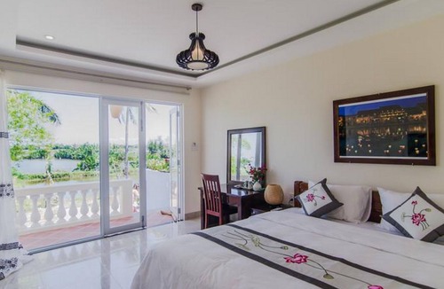 Tra Que Vegetable Village Bed & Breakfast | The Moon River Homestay & Villa