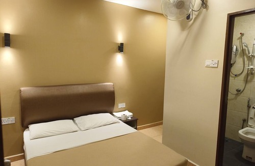 Kampung Raja Hotel | The Pines Hotel