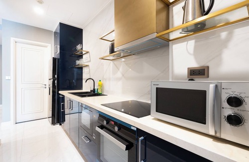 Little Japan Apartment | The Rixx Madison Tower With Pool and Gym