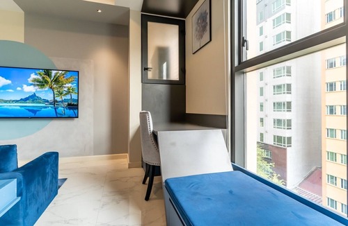 Ben Nghe Apartment | The Rixx Boutique - D1- Netflix Smart TV 65in - Infimity pool- gym