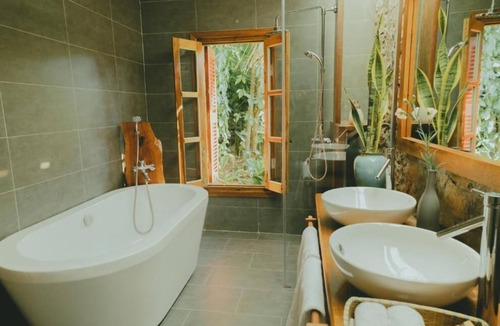 Hoa Lu Bed & Breakfast | The Wooden Gate