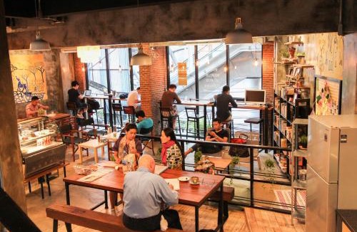 Sukhumvit Hostel | ThongLor Travellers Hostel and Cafe