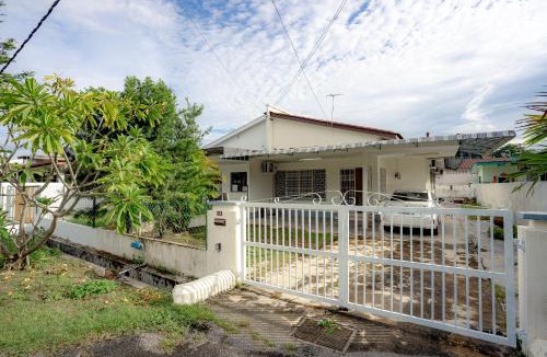 Ipoh House | Tido Home, private queen room w bathroom, shared public area