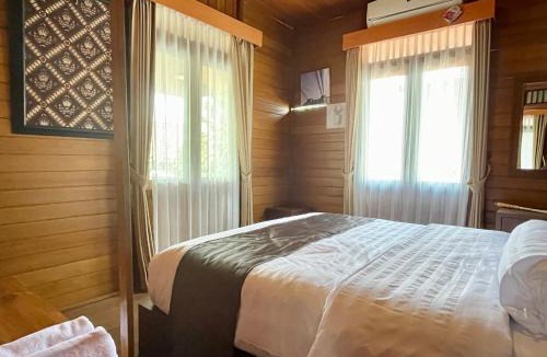 Dinoyo Villa | Tomohon Private Pool Villa Batu
