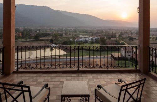 Pong Ta Long Hotel | Toscana Valley Town Square Suites