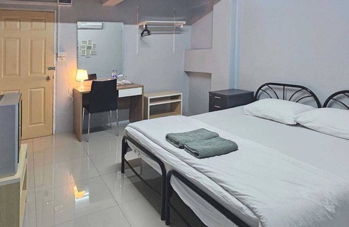 Bang Sao Thong Hotel | Toucan Bed And Cafe
