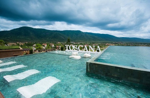 Pong Ta Long Hotel | Town Square Suites by Toscana Valley
