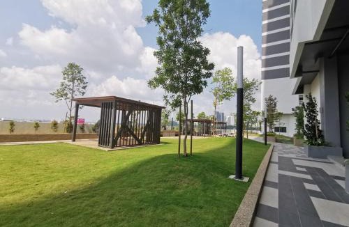 Kampung Bukit Dukong Apartment | Traders Garden C180 2BR Luxury w Netflix