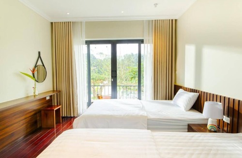 Son Tay Bed & Breakfast | Twin Room with Lake View