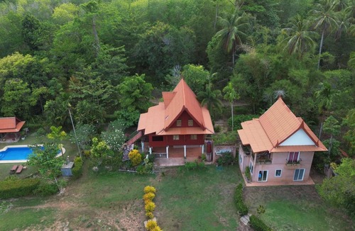 Nuea Khlong Villa | Two Kingsize bedrooms with air conditioning 1 double bedroom with fans