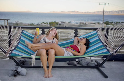 El Sargento House | Unique modern repurposed shipping container home. 250mb+ WiFi with Starlink backup. Lounge in a hammock or day bed on one deck or teak furniture w/firepit on the other. Store gear in a large secure guest locker. Free use of SUPs and beach toys.