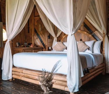 Selat Villa | Velonia Iseh