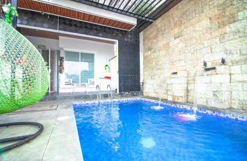 Oro Oro Ombo Villa | Villa Biru with Private Pool & Balcony