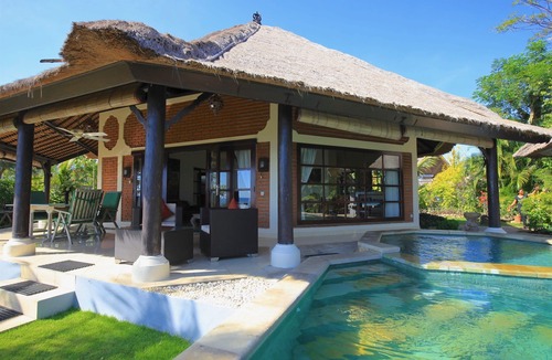 Dencarik Villa | Villa Bundar: fabulous beachfront villa with pool and with staff!