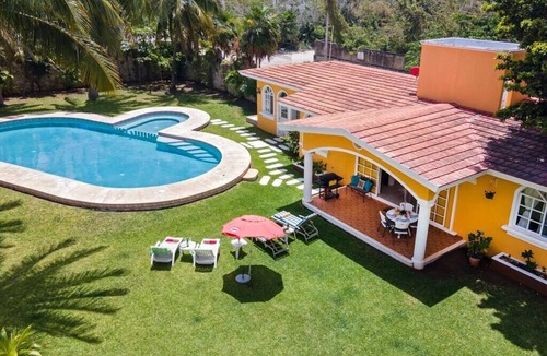 Alfredo V. Bonfil Villa | Villa de las Flores, guest home 6 bedrooms , pool, garden 21 pax.