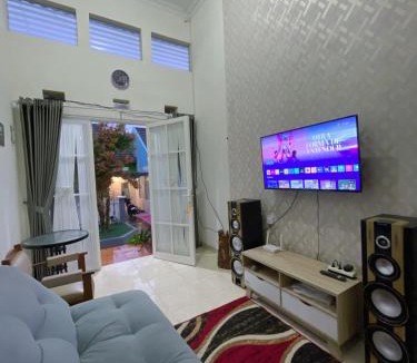 Oro Oro Ombo House | Villa ERICK Batu dekat Jatimpark 2