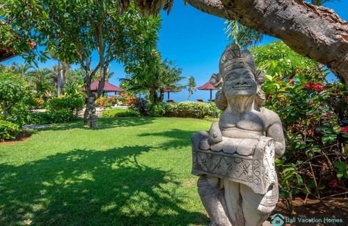 Dencarik House | Villa Namasté - Beachfront @ Lovina Beach, 8P, Private Pool, BBQ