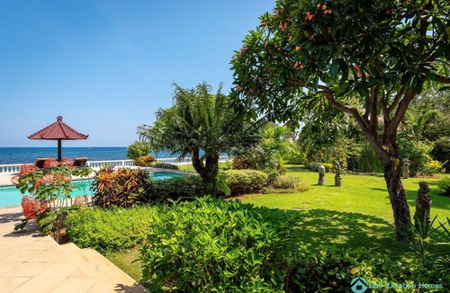 Dencarik House | Villa Namasté - Beachfront @ Lovina Beach, 8P, Private Pool, BBQ
