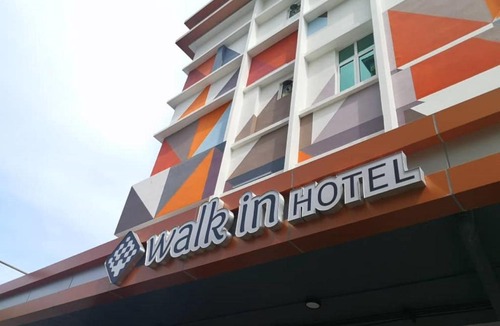 Kampung Air Hotel | Walk In Hotel