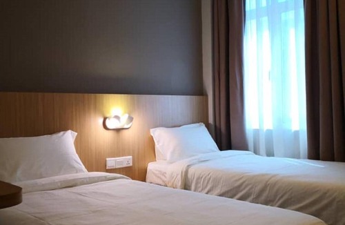 Kampung Air Hotel | Walk In Hotel
