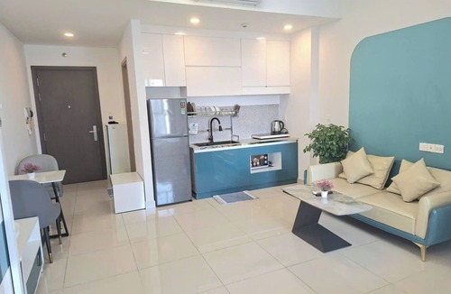 District 7 Apartment | Way home studio sunrise city view