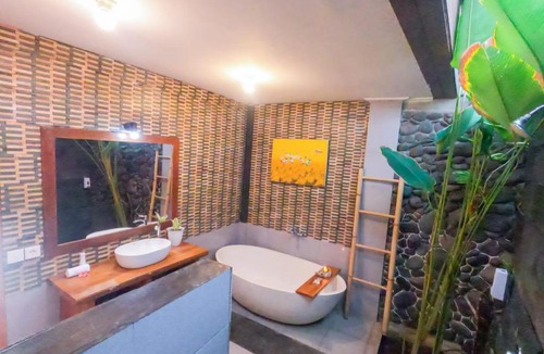 Mendoyo Apartment | West Break One bedroom with Bathtub in Medewi