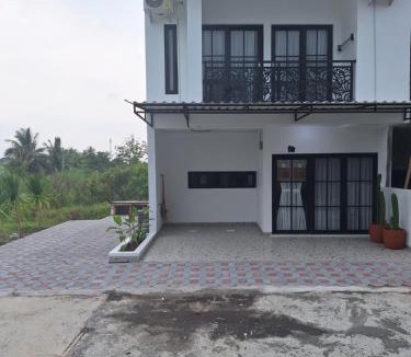 Candi Binangun Resort | White House Royal Villa B1
