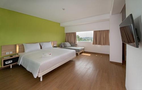 Bogor Tengah Hotel | Whiz Prime Hotel Pajajaran Bogor