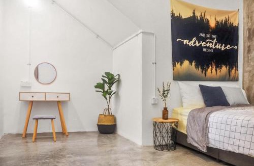 Yong Peng House | Yong Peng homestay 永平民宿- 3 Bedroom Shoplot converted BnB at level 1 &2, for business travellers, Street Parking, WIFI, 1 min to KFC & MCD