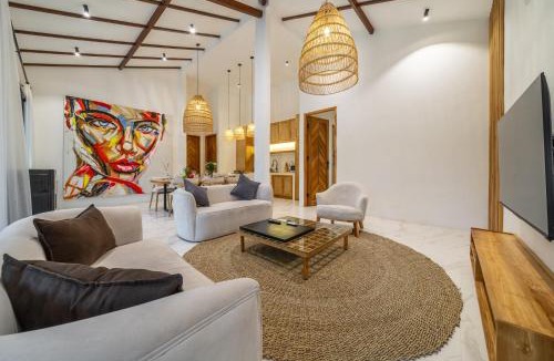 Penestanan Villa | Your Private Oasis in Bali - Modern Villa, Big Pool, Lush Surroundings