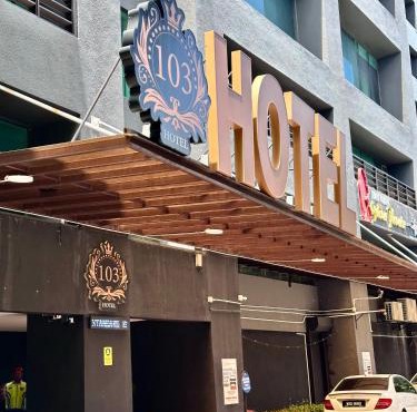 103 Hotel by manatidur