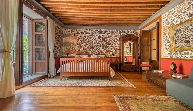1BR Historic suite w/balconies - 100 mts from the Cathedral. CASA SAUTO