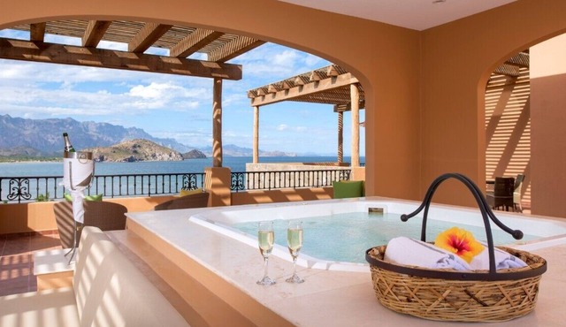 2-bedroom penthouse on Danzantes Bay. Baja. TPC Golf Course. Fishing Dream!