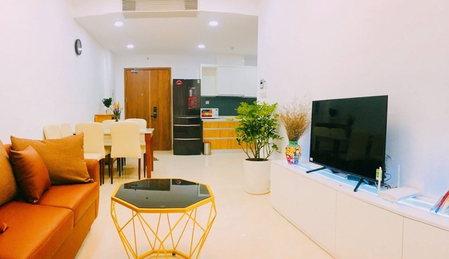 2 BR 2 BA 5 SLEEP BALCONY POOL Live downtown SaiGon