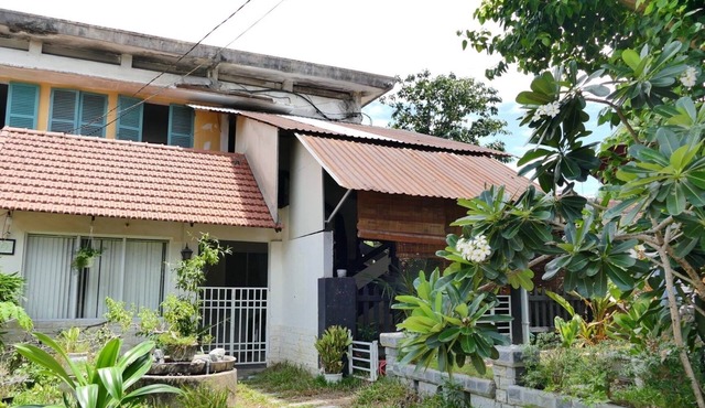2 guest, 1 bed, 1 bath, a garden