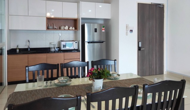 2 mins ride to R&F Mall & CIQ [High-floor Seaview]