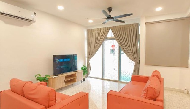 2-Storey House 10pax 10min Queensbay